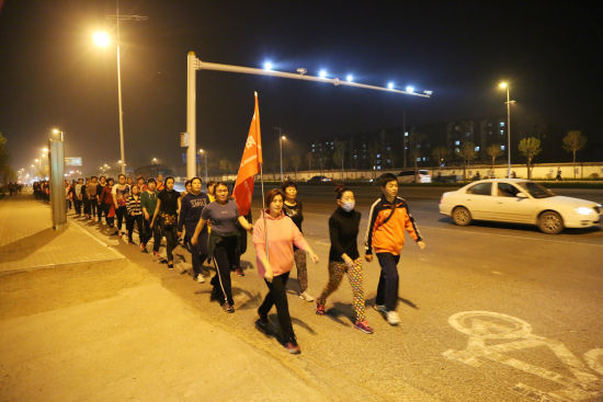 泰安300余名市民参加夜间五公里暴走泰城活动