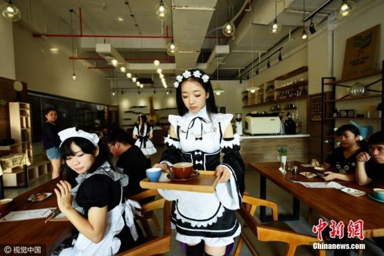 杭州现女仆咖啡馆 美女大学生亲自喂饭