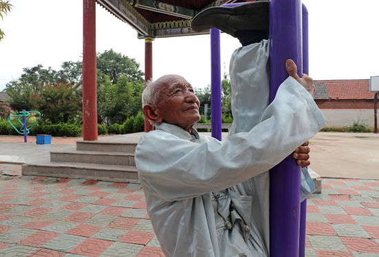 宁阳91岁老人坚持健身30年 可倒挂、劈叉、双