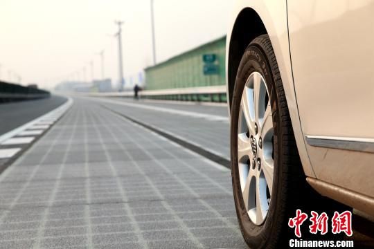 全球首段承载式光伏高速公路试验段济南建成通