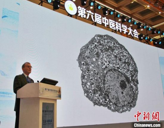 2013年诺贝尔生理学或医学奖获得者兰迪·谢克曼在现场做主题报告。　赵晓 摄