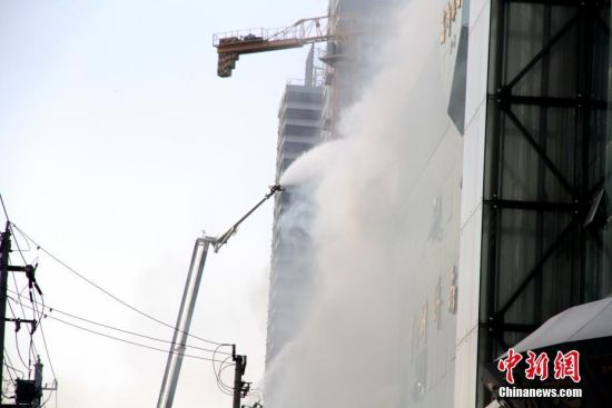 1月16日，山东济南，消防人员在现场救援。当日6时42分，济南市消防救援支队接到报警：山东山纺科技市场发生火灾。指挥中心立即调派20个消防救援站、32辆消防车、181名消防员赶赴现场处置。目前，无人员伤亡情况，火势得到有效控制，火灾原因和财产损失正在进一步调查中。 中新社记者 孙宏瑗 摄