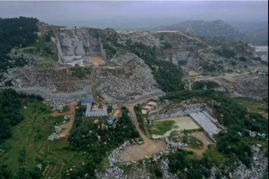 2021年7月，现场检查时用无人机拍摄，位于将军堂村重新设立采矿权的露天矿山正在准备开采。