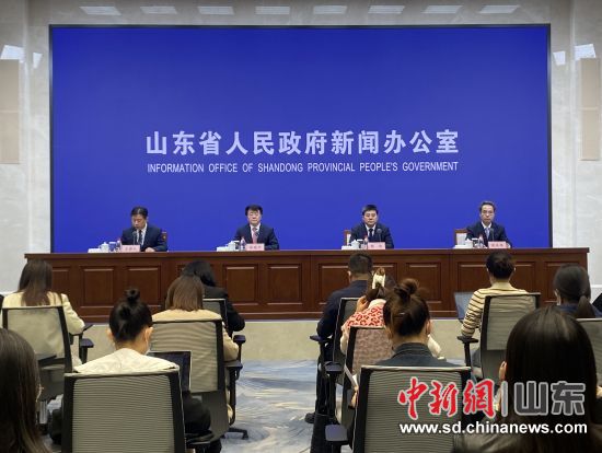 山东省人民政府17日召开新闻发布会介绍第三届儒商大会有关情况。