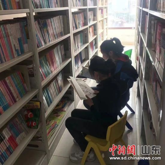 学生在社区书屋看书。图片来源：安丘市委宣传部